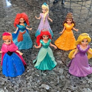 Six Disney princesses figuring/small dolls